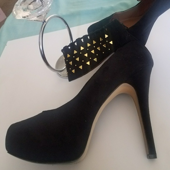 Size 11 black and gold heels. - Picture 2 of 3